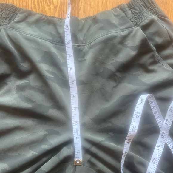 LAST CALL Athleta Brooklyn Textured Lined Joggers Pants Olive Green Camo Size 6 - Picture 10 of 11